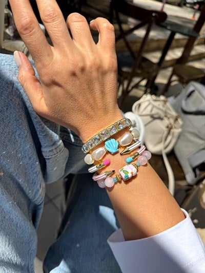 Beyaz Pudra Pembe Kalem Gold Şerit Detay Kelepçe Bileklik Kombini