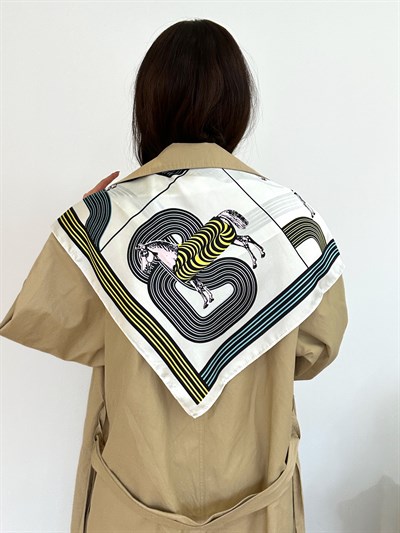 Beyaz Renkli Dörtlü At Figür Fular (70 * 70)