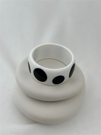 Büyüklü Küçüklü Siyah Daire Detay Kalın Beyaz Kemik Model Bileklik (İç Çap: 6.5cm)