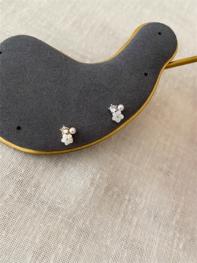 Çelik Çiçekli Mini Tek Taşlı İnci Detaylı Piercing