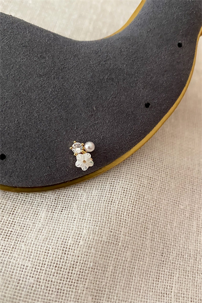 Çelik Çiçekli Mini Tek Taşlı İnci Detaylı Piercing