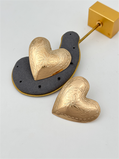 Çiçek Desenli Plaka Kalp Küpe