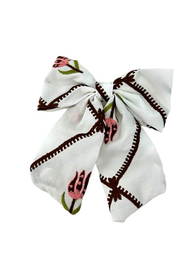 Çiçek Figür İşleme Beyaz Kumaş Fiyonk Toka