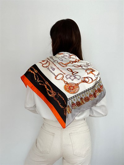 Çoklu Renkli Püskül Figür Detay Marka Desen Fular (70 * 70)