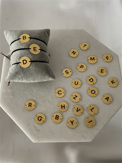 Daire Plaka Siyah İpte Asansörlü Harf Bileklik