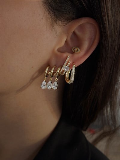 Damla Taş Sallantılı Üçlü Halka Görünüm Küpe Kombini