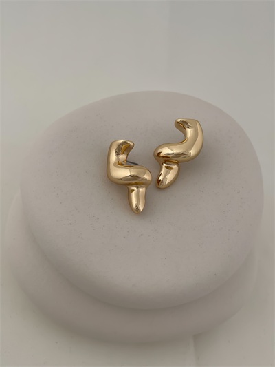 Gold Asimetrik Kıvrımlı Plaka Küpe