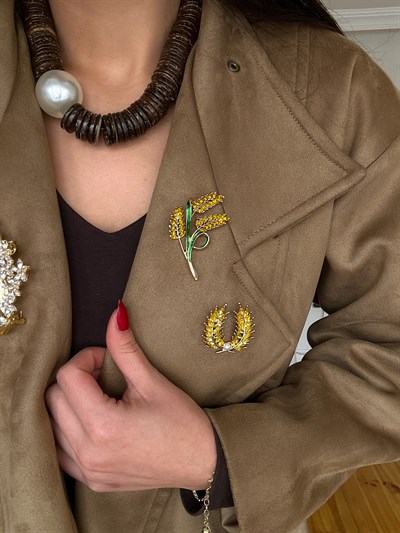 Gold Kıvrım Detay Zirkon Taşlı Çiçek Broş Kombini