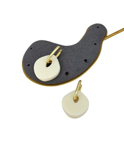 Gold Oval Halkada Asimetrik Krem Pleksi Sallantılı Küpe