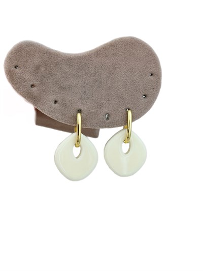 Gold Oval Halkada Asimetrik Krem Pleksi Sallantılı Küpe