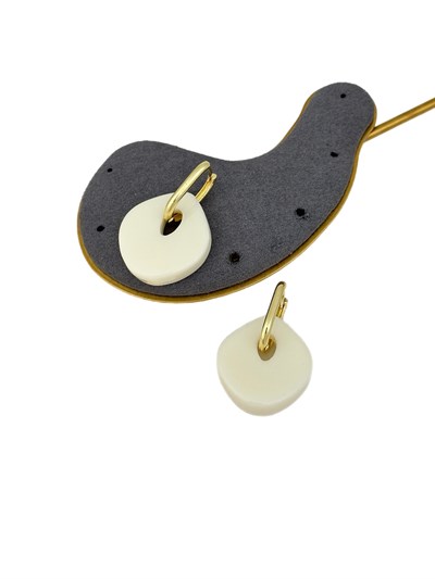Gold Oval Halkada Asimetrik Krem Pleksi Sallantılı Küpe
