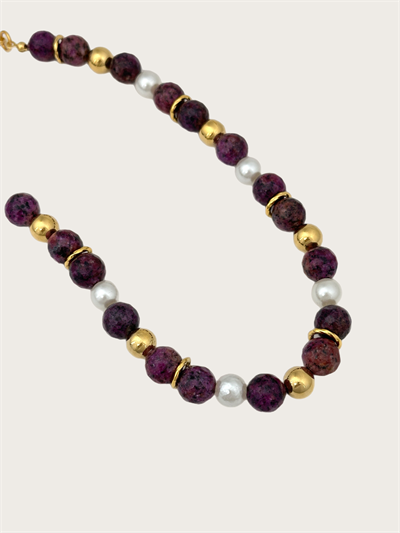 Gold Plaka Topçuk ve Biye Detay Akik Taşı Suni İnci Sıralı Kolye (50 Cm)