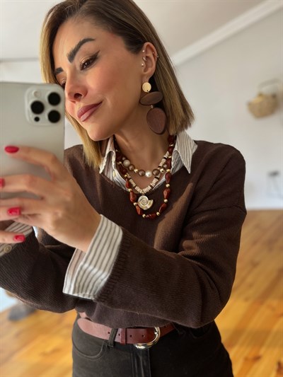 Gold Tırtıklı Daire Plaka Kahverengi Ahşap Oval Asimetrik Figür Sallantılı Küpe