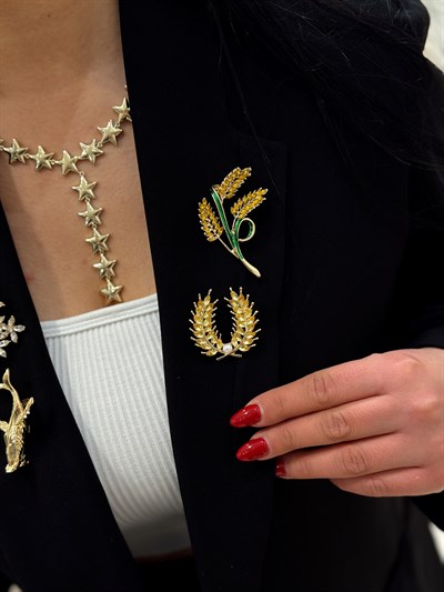 Gold Tırtıklı Plaka Gül Broş Kombini