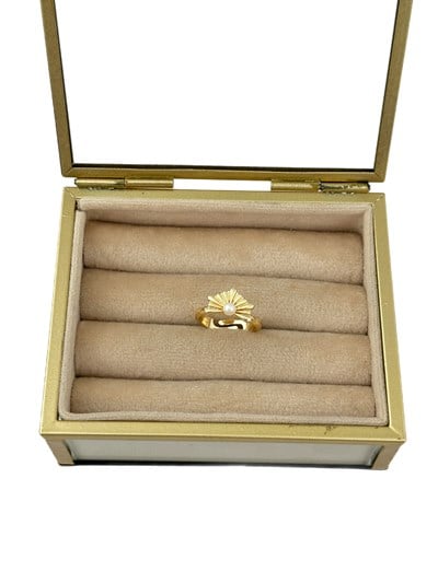 Gold Yelpaze Plaka Üzeri İnci Detay Yüzük