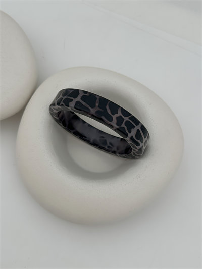 Gri Leopar Desen Kemik Model Kelepçe Bileklik (6.6 Cm)