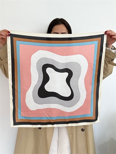 İç İçe Geçmeli Renkli Asimetrik Figür Fular (70 * 70)