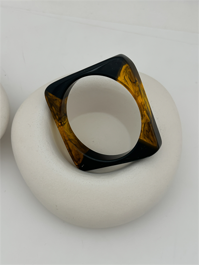 İki Renkli Hareli Kemik Kare Model Kelepçe Bileklik (6.7 Cm)