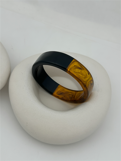 İki Renkli Hareli Kemik Model Kelepçe Bileklik (6.8 Cm)