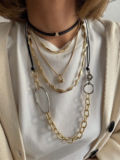 İki Renkli Zincir Deri İpli Kolye Kombini