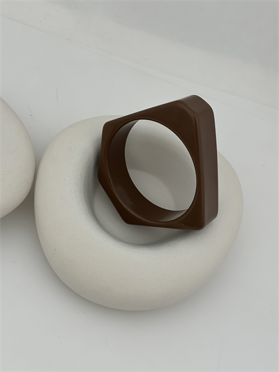 Kahve Renk Kemik Model Asimetrik Kelepçe Bileklik (6.6 Cm)