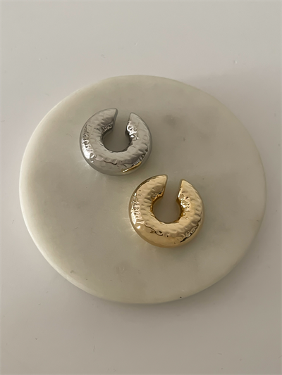 Kalın Boru Dövme Plaka Kıkırdak Küpe (Toplam Genişlik:3 Cm)