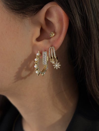 Mini Top İnci Detay Çiçek Figür Sallantılı Zirkon Taşlı Üçlü Görünüm Kıvrımlı Küpe Kombini