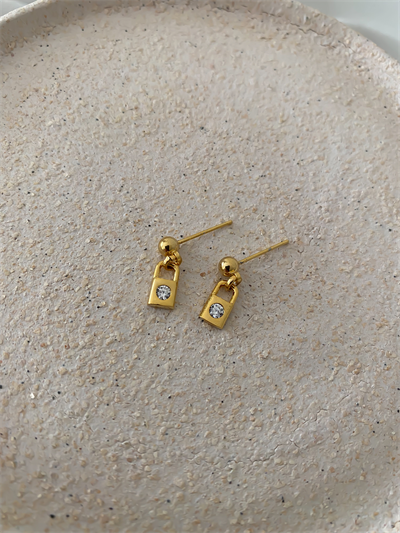 Minimal Altın Kaplama Kilit Küpe