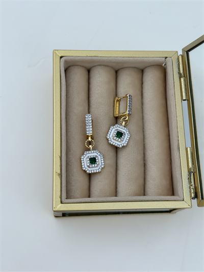 Özel Seri Beyaz Mineli Yeşil Taşlı Kare Küpe.