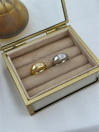 Özel Seri Bombeli Plaka Üzeri Baget Taş Detay Ayarlanabilir Yüzük