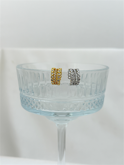 Özel Seri Büyüklü Küçüklü Üçlü Görünüm Nokta Zirkon Taşlı Kıkırdak Küpe