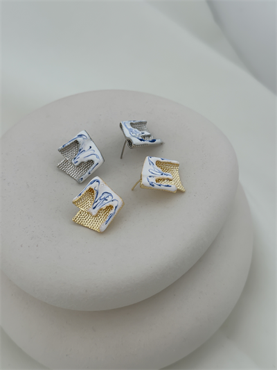 Özel Seri Tırtık Plaka Detay Beyaz Mineli Mavi Hareli Asimetrik Küpe