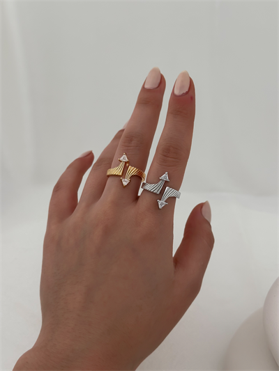 Özel Seri Tırtık Plaka İki Ucu Üçgen Taşlı Önden Ayarlamalı Tasarım Yüzük