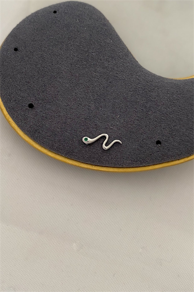 Özel Seri Yeşil Göz Detay Kıvrımlı Yılan Plaka Piercing
