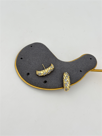 Özel Seri Zirkon Taşlı Kıvrımlı Plaka Model Küpe