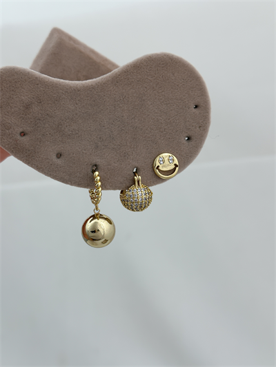 Özel Seri Zirkon Taşlı Topçuk ve Gülen Yüz Figür Set Küpe