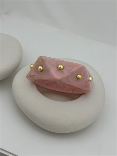 Pudra Pembe Hareli Kemik Model Gold Topçuk Detay Kelepçe Bileklik (6.7 Cm)