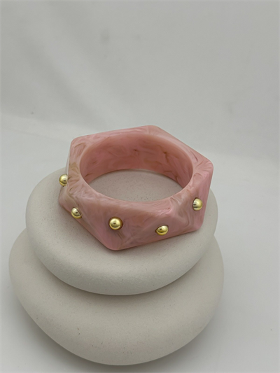 Pudra Pembe Hareli Kemik Model Gold Topçuk Detay Kelepçe Bileklik (6.7 Cm)