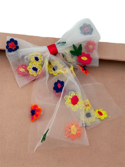 Renkli Çiçek Figür İşlemeli Beyaz Renk Tül Fiyonk Toka