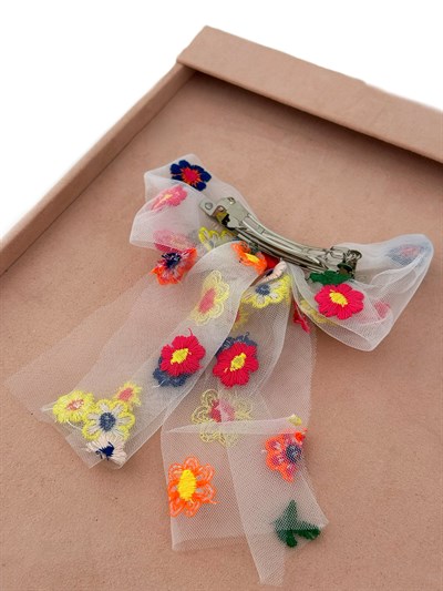 Renkli Çiçek Figür İşlemeli Beyaz Renk Tül Fiyonk Toka