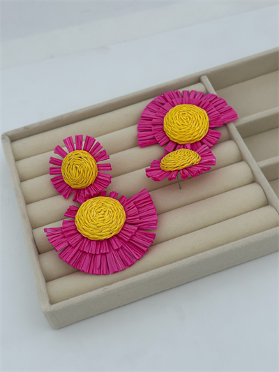 Renkli Hasır Çiçek Figür Küpe