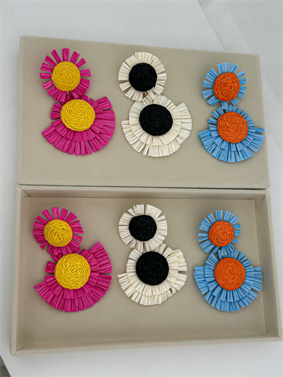 Renkli Hasır Çiçek Figür Küpe