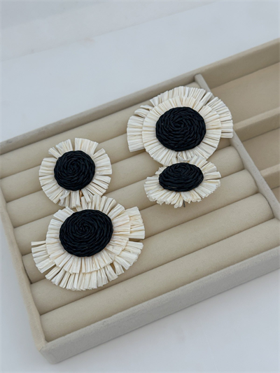 Renkli Hasır Çiçek Figür Küpe