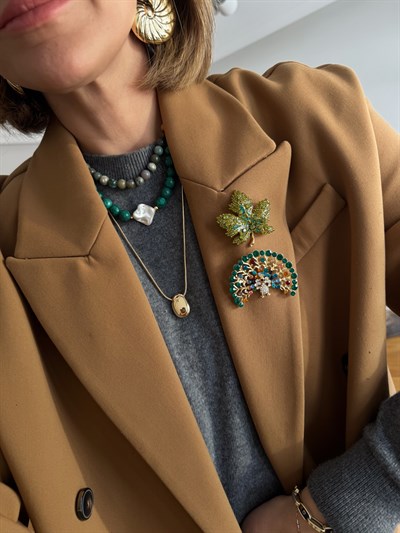 Renkli Taşlı Tavus Kuşu Broş Kombini