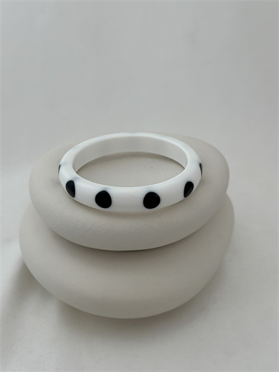 Siyah Daire Detay İnce Beyaz Kemik Model Bileklik (İç Çap: 6.5cm)