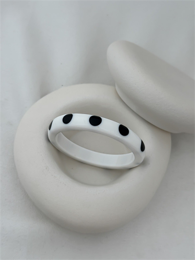 Siyah Daire Detay İnce Beyaz Kemik Model Bileklik (İç Çap: 6.5cm)