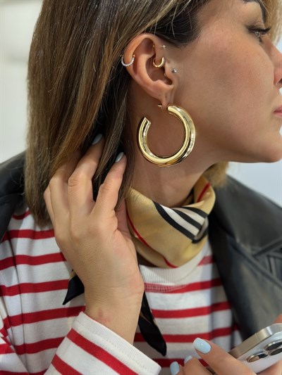 Siyah Şerit Çizgili Marka Model Fular Kombini