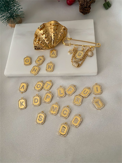 Zirkon Taşlı Çoklu Charm Detay Harf Broş