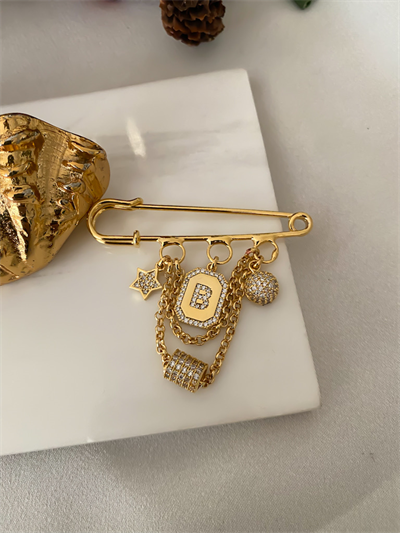 Zirkon Taşlı Çoklu Charm Detay Harf Broş