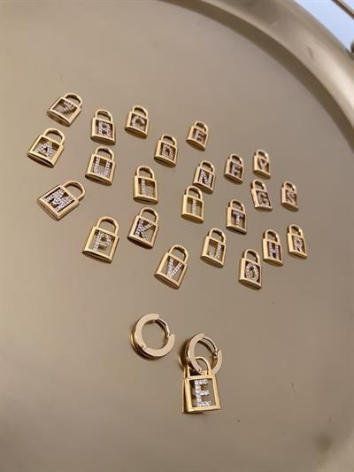 Zirkon Taşlı Kilit Harf Detay Küpe